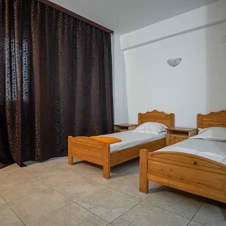 La Papu Si Maia בית הארחה אפורי סוד